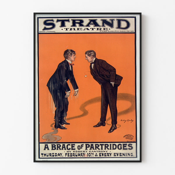 Vintageposter A Brace of Partridges, Strand Theatre, in een slank kader aan een lichte muur.