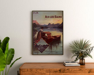 Vintage poster Aix-les-Bains, PLM groepskaartjes, ingelijst boven een houten dressoir tussen kamerplanten.