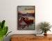 Vintage poster Aix-les-Bains, PLM groepskaartjes, ingelijst boven een houten dressoir tussen kamerplanten.