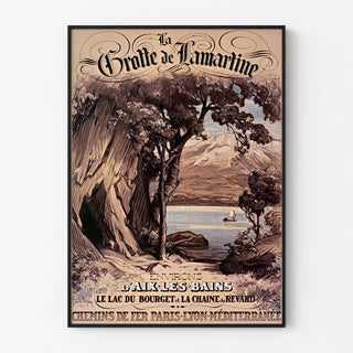Vintage poster Aix-les-Bains, Grotte de Lamartine, in een smal lijstje aan een lichte muur.