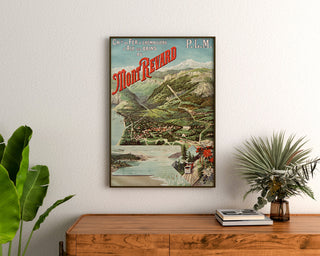Vintage poster Aix-les-Bains, Mont-Revard, crémaillère, ingelijst boven een houten dressoir tussen kamerplanten.