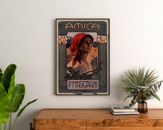 Vintageposter Amica, opera, ingelijst boven een houten dressoir, tussen planten.