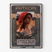 Vintageposter Amica, opera, getoond in een smal lijstje tegen een lichte muur.