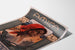 Vintageposter Amica, opera, gepresenteerd op een licht gebogen vel, in perspectief gezien.
