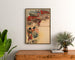 Vintage poster Arènes de Béziers, ingelijst boven een houten dressoir, tussen planten.