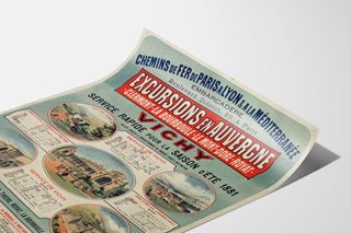 Vintage poster Auvergne, excursions PLM, gepresenteerd op een licht gebogen blad, perspectiefweergave.