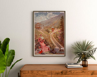 Vintage Auvergne-poster, Le Lioran, ingelijst boven een houten dressoir tussen planten.