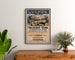 Vintage poster Bagnères-de-Luchon, kuur, ingelijst boven een houten dressoir, tussen planten.