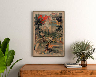 Vintageposter Cannes, Grand Hôtel des Pins, ingelijst boven een houten dressoir tussen planten.