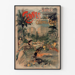 Vintageposter Cannes, Grand Hôtel des Pins, in een slank lijstje aan een lichte muur.
