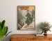 Vintageposter Chamonix, 60 jaar wintersport, ingelijst boven een houten dressoir tussen planten.