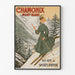 Vintageposter Chamonix, 60 jaar wintersport, in een smal lijstje aan een lichte muur.