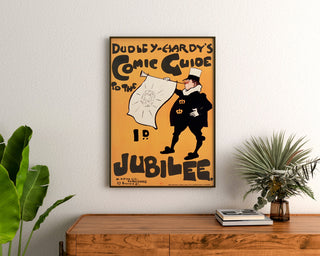 Vintageposter Dudley Hardy, comic guide, ingelijst boven een houten dressoir, tussen planten.
