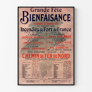 Vintage affiche Fort-de-France, liefdadigheidsfeest, gepresenteerd in een smal frame aan een lichte muur.