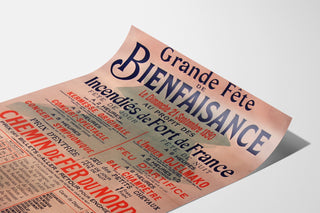 Vintage affiche Fort-de-France, liefdadigheidsfeest, gepresenteerd op een gebogen blad, perspectivisch gezien.
