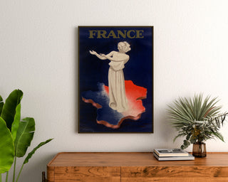 Vintageposter Frankrijk, Parijse tentoonstelling 1937, ingelijst boven een houten dressoir tussen planten.