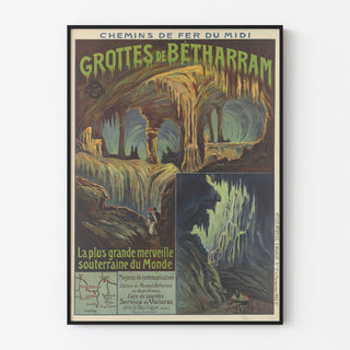 Vintageposter Grottes de Bétharram, gepresenteerd in een smal kader aan een lichte muur.