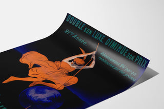 Vintage affiche La Revue illustrée, getoond op een gebogen blad, perspectivisch gezien.