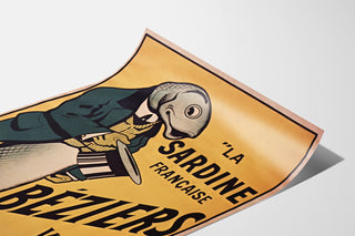 Vintage poster La Sardine française, Béziers, gepresenteerd op een gebogen blad, perspectivisch uitzicht.