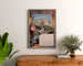 Vintageposter Lourdes, chemins de fer du Midi, ingelijst boven een houten ladekast tussen planten.