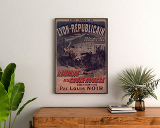 Vintage poster Lyon Républicain, Bataillon Croix-Rousse, ingelijst boven een houten dressoir tussen kamerplanten.