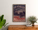 Vintage poster Lyon Républicain, Bataillon Croix-Rousse, ingelijst boven een houten dressoir tussen kamerplanten.