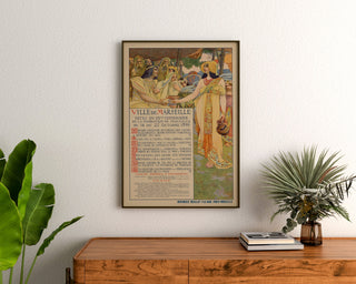 Vintageposter Marseille, Fêtes du Centenaire, ingelijst boven een houten dressoir tussen planten.