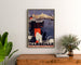 Vintageposter Marseille, Porte de l’Afrique du Nord, ingelijst boven een houten dressoir tussen planten.