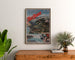 Vintageposter Mont-Revard, tandradspoor, ingelijst boven een houten dressoir tussen planten.