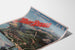 Vintageposter Mont-Revard, tandradspoor, gepresenteerd op een gebogen vel, perspectivisch gezien.