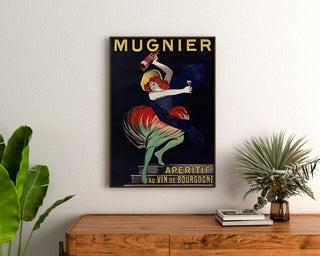 Vintage Mugnier-poster. Apéritif au vin de Bourgogne, ingelijst boven een houten dressoir tussen planten.