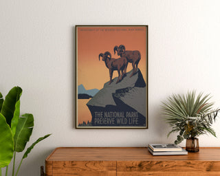 Vintage poster National Parks Preserve Wild Life, ingelijst boven een houten dressoir tussen planten.