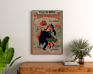 Vintage poster Nîmes, liefdadigheidsfeesten, ingelijst boven een houten dressoir, tussen planten.