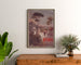 Vintage poster P. L. M. Hyères, ingelijst boven een houten dressoir, tussen planten.