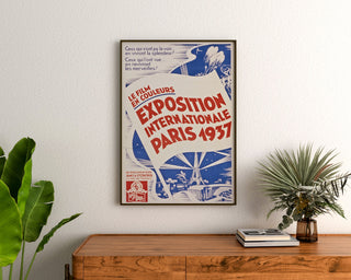 Vintageposter Parijs 1937, internationale tentoonstelling, ingelijst boven een houten dressoir tussen planten.