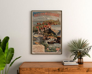 Vintage poster Paris Lyon Méditerranée, Jura, ingelijst boven een houten ladekast, tussen planten.