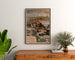 Vintage poster Paris Lyon Méditerranée, Jura, ingelijst boven een houten ladekast, tussen planten.