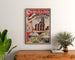 Vintage poster Paris–Saint‑Denis, treinen en tramways, ingelijst boven een houten dressoir, tussen planten.