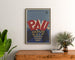 Vintageposter Pau, golf et sports, ingelijst boven een houten ladekast tussen planten.