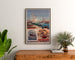 Vintageposter Port marchand. Marseille, ingelijst boven een houten dressoir tussen planten.