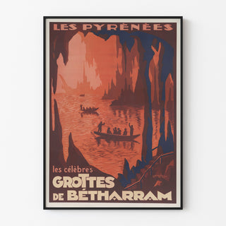 Vintageposter Pyrénées, grottes de Bétharram, gepresenteerd in een smal kader aan een lichte muur.