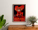 Vintage poster Rapidol, ingelijst boven een houten dressoir, tussen planten.