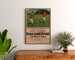 Vintage poster Sarreguemines, voetbalwedstrijd, ingelijst boven een houten ladekast, tussen planten.