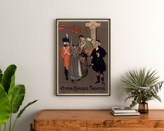 Vintageposter Shamus O’Brien, Opera Comique, ingelijst boven een houten dressoir, tussen planten.