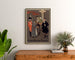 Vintageposter Shamus O’Brien, Opera Comique, ingelijst boven een houten dressoir, tussen planten.