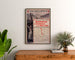 Vintage poster South Eastern, England-France, ingelijst boven een houten dressoir, tussen planten.