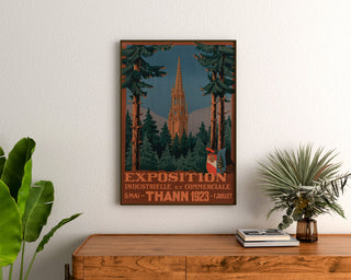 Vintage poster Thann, industriële expositie, ingekaderd boven een houten dressoir, tussen planten.