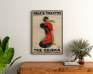 Vintageposter The Geisha, Daly’s Theatre, ingelijst boven een houten dressoir, tussen planten.