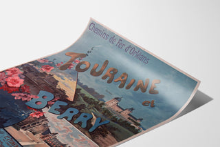 Vintage poster Touraine et Berry, kastelen, gepresenteerd op een gebogen vel, schuin gefotografeerd.