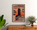 Vintage poster Tramway Paris–Arpajon, ingelijst boven een houten dressoir, tussen planten.